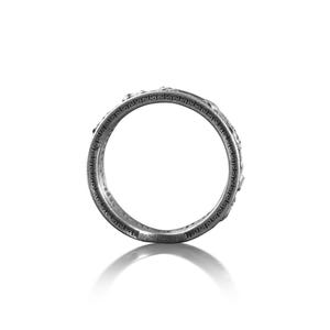Pu&ograve; includere: Un anello d'argento con un design intricato attorno alla fascia.