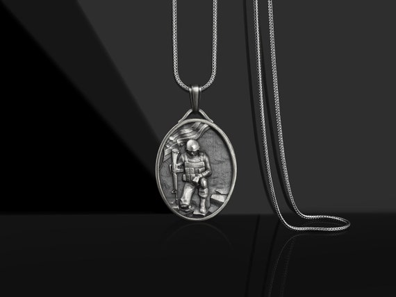Solicitud Barón Mencionar Colgante de plata para soldado arrodillado Collar de plata - Etsy México