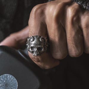 Verletzte Schädel handgemachte Sterlingsilber Männer Biker Ring, verwundeten Schädel Silber Männer Schmuck, Schädel Gothic Ring, Schädel-Punk-Ring, Ring für Männer