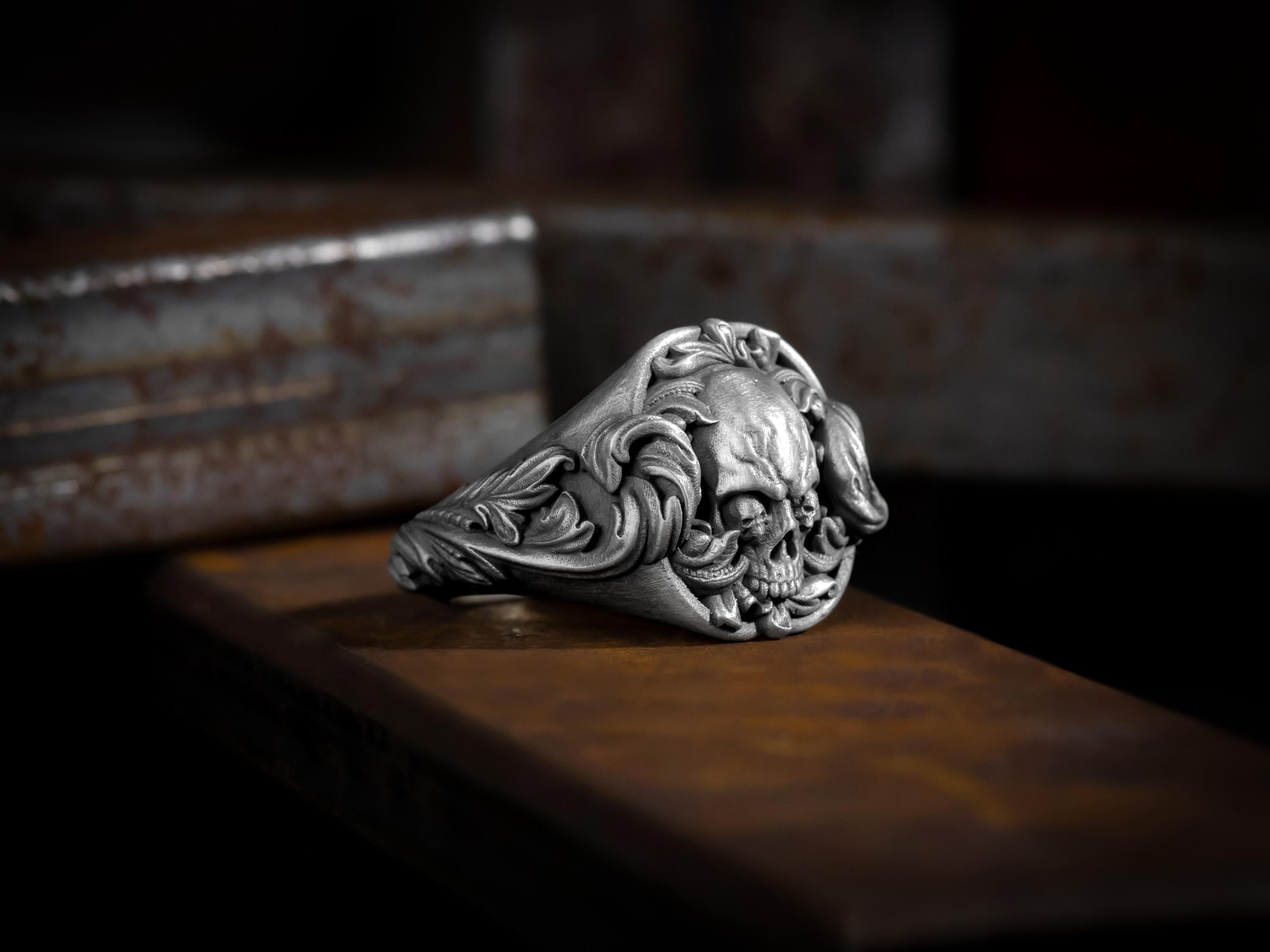 アンティークスタイルのバイカーゴシックスカルシルバーリング、日常