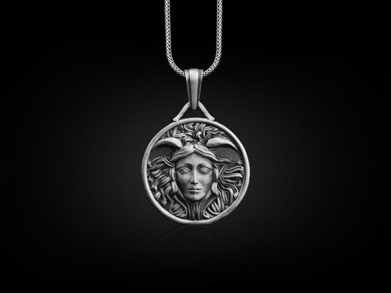 男女通用メドゥーサ純銀ペンダント美しき神秘的な純銀製ペンダント