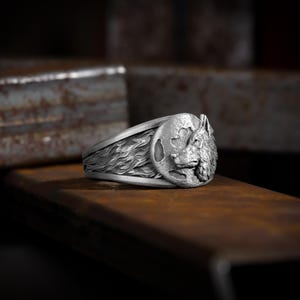Herrring i sterlingsilver med varg och måne, skandinavisk vargring för män, silverring med varg, presentsmycken med vild varg till maken