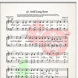 Puede incluir: Una partitura imprimible para la canción "Auld Lang Syne" con fondo blanco y notas musicales negras. La partitura está enmarcada en un marco blanco y hay decoraciones navideñas en la pared detrás de ella.