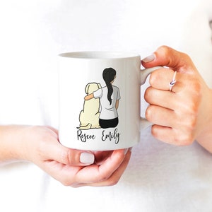 Op de afbeelding: Witte keramische mok met een zwart-witte illustratie van een persoon die een hond knuffelt. De tekst "Roscoe Emily" staat op de mok gedrukt.