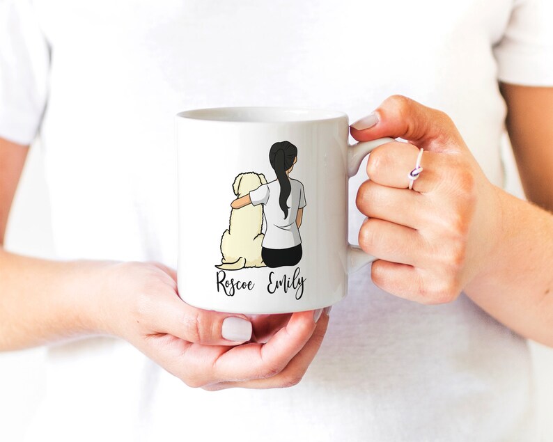Op de afbeelding: Witte keramische mok met een zwart-witte illustratie van een persoon die een hond knuffelt. De tekst "Roscoe Emily" staat op de mok gedrukt.