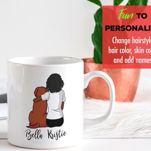 Op de afbeelding: Een witte keramische mok met een gepersonaliseerde illustratie van een persoon met een hond. De illustratie toont een persoon met donker haar en een wit shirt die een bruine hond knuffelt. De tekst "Bella Kristie" is onder de illustratie gedrukt. De mok staat op een wit oppervlak met een plant in een koperen pot op de achtergrond.