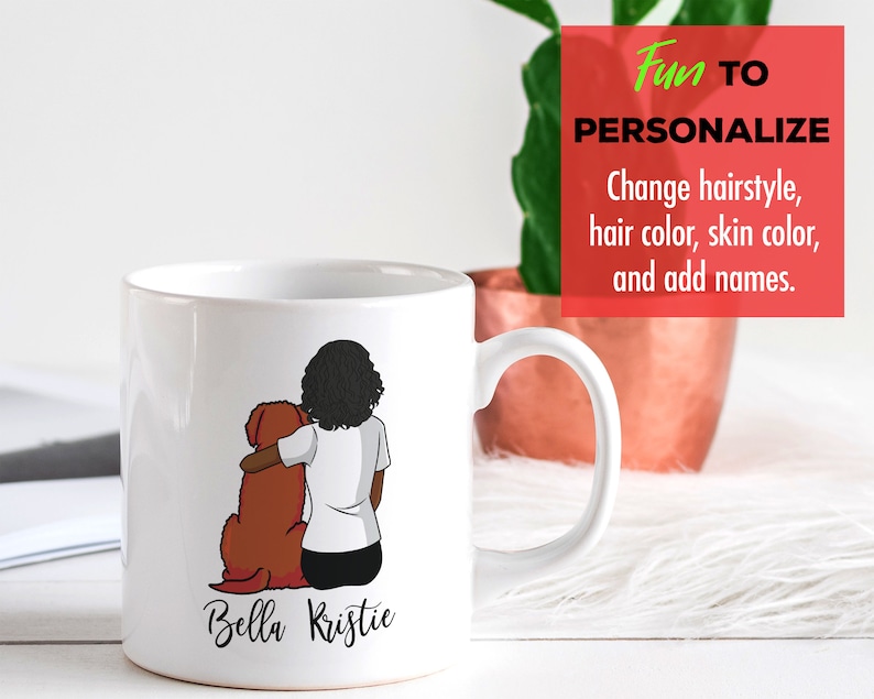 Op de afbeelding: Een witte keramische mok met een gepersonaliseerde illustratie van een persoon met een hond. De illustratie toont een persoon met donker haar en een wit shirt die een bruine hond knuffelt. De tekst "Bella Kristie" is onder de illustratie gedrukt. De mok staat op een wit oppervlak met een plant in een koperen pot op de achtergrond.