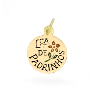 Peut inclure: Breloque en or avec une fleur et le texte "L'CA DE PADRINHOS" en lettres noires.