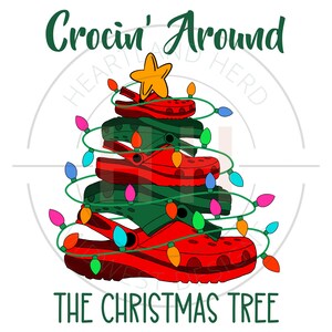 Puede incluir: Un árbol de Navidad hecho de Crocs rojos y verdes apilados con luces de colores. El texto "Crocin' Around The Christmas Tree" está escrito sobre el árbol.