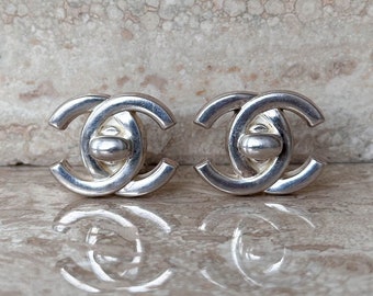 Pendientes vintage CHANEL Logo CC clip plateado en Auténtico