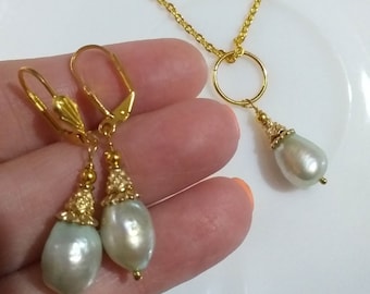 Conjunto de joyas de oro y perlas grandes de color verde claro, conjunto de collar y pendientes de oro, conjunto de joyas de perlas verdes bohemias, conjunto de estilo antiguo, conjunto de regalo para ella