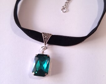 Emerald green black velvet Choker necklace Silver necklace Victorian necklace Boho necklace green pendant Vintage Gothic necklace choker