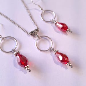 Silber Rubin rot Kristall Hoop Schmuck-Set Chamäleon rot Kristall -Set Halskette Ohrringe viktorianischen Set Silber Hoop Tropfen Kristalle Boho Set