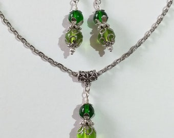 Parure de bijoux boucles d'oreilles collier vert émeraude Parure de bijoux en argent de l'époque victorienne Parure bohème argentée Parure de style vintage parure de bijoux verte