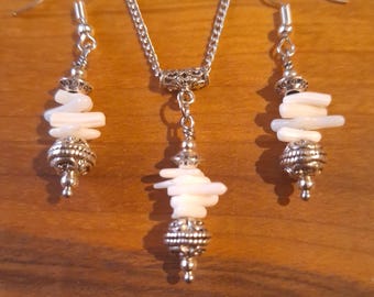 Conjunto de joyas de coral blanco y plata, conjunto de pendientes y collar de coral, conjunto de joyas de coral blanco y plata, conjunto de collar de coral, joyas de coral, conjunto de pendientes blancos