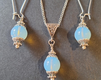 Conjunto de joyas de ópalo, plata y piedra lunar. Conjunto victoriano de pendientes largos con gancho y collar. Conjunto de joyas bohemias. Pendientes de piedra lunar, collar de ópalo y joyas de ópalo.