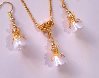 Whyte flower gold jewelry set wedding jewelry pearl set necklace earrings flower earrings Boho pearl set Victorian flower white jewelry gold