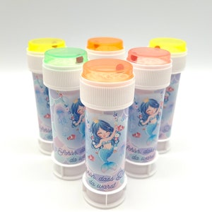 Le bolle di sapone personalizzano il sacchetto per la festa di compleanno dei bambini come regalo per gli ospiti con il motivo desiderato