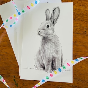 Originele Konijn ontwerp kaartenset van drie. Monochrome realistische bunny potlood schets kunst. Paascadeaulabel, wenskaarten of verjaardagskaart