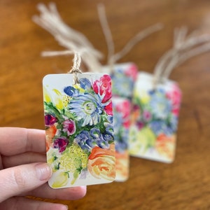 Conjunto de etiquetas de presente com arte em aquarela de flores brilhantes 10. Rosas, dália, flora caseira ainda vida artística. Obtenha cartões de boas-vindas ou pacotes de etiquetas para presentes.