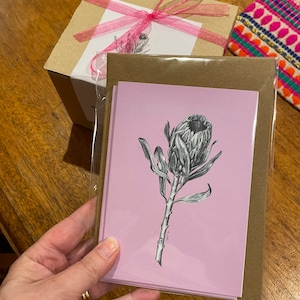 Conjunto de 3 cartas mistas de prótea e flor nativa. 2 x Protea com verso rosa e 1 cartão de flor nativa Aus. Etiqueta de presente, cartão de felicitações, cartão de aniversário