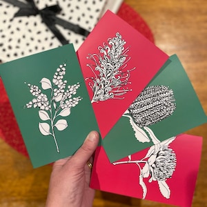 Conjunto de 4 cartas de flores nativas australianas. Arte em caneta de Acácia, Grevillea, Warratah e Banksia. Etiqueta de presente vermelha e verde, Natal ou cartão de felicitações.