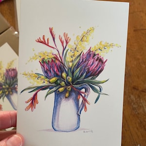Cartão de jarro de flores nativas australianas. Protea rosa, acácia amarela, nozes de goma e arte floral vermelha de pata de canguru. Etiqueta de presente ou saudação, cartão de aniversário