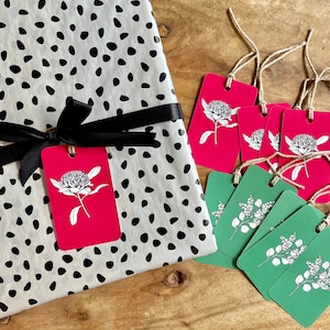 Australian 10 gift tag set de flores nativas. Audaz arte floral de Acacia y Waratah. Tema rojo y verde, notas navideñas, decoración o etiquetas de regalo.
