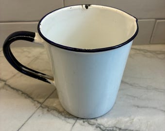 Vintage Messbecher aus Emaille.