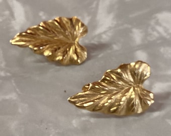 Boucles d'oreilles vintage Monet dorées à la feuille de philodendron, bijoux fantaisie à clip