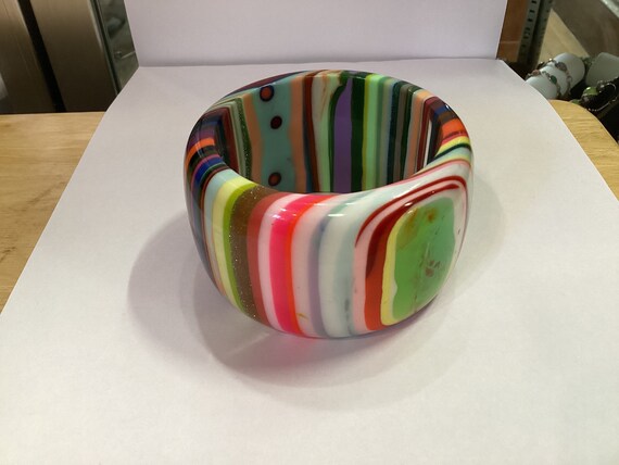 Very cool vintage Lucite rainbow bangle bracelet;… - image 4