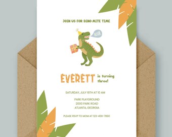 Puede incluir: Un dinosaurio verde con un gorro de fiesta sostiene una caja de regalo y dice "Roar!" en un globo de diálogo. El texto dice "Join us for Dino-mite Time Everett is turning three! Saturday, July 16th at 10 AM Park Playground 2000 Park Road Atlanta, Georgia Please RSVP to Mom at 123-456-7890".