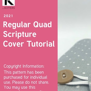 Op de afbeelding: Een roze en witte tutorial cover met de tekst "Regular Quad Scripture Cover Tutorial" en "2021". De cover is grijs met witte stippen en een knoopsluiting.