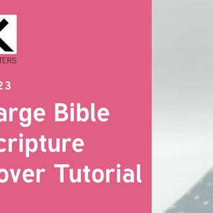 Op de afbeelding: Een roze achtergrond met de tekst "2023 Large Bible Scripture Cover Tutorial" en een logo. Het logo toont een gestileerde zwarte "K" in een witte vierkant, met de woorden "THE KOTTERS" eronder.