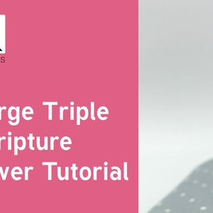 Op de afbeelding: De afbeelding toont een roze achtergrond met de witte tekst "Large Triple Scripture Cover Tutorial". Het logo van "The Kotters" staat linksboven. Het jaar "2023" wordt ook in het wit weergegeven.