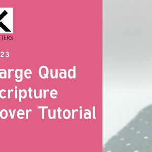 Op de afbeelding: Een roze achtergrond met de witte tekst "Large Quad Scripture Cover Tutorial". Het logo van "The Kotters" staat linksboven. Het jaar "2023" staat boven de titel. Een grijs en wit gestippeld object staat rechtsonder.
