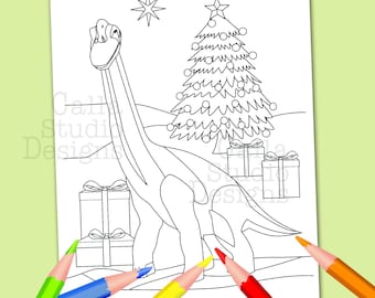 Feliz Brontosaurio frente a su árbol de Navidad, pensando en sus regalos. Descarga digital instantánea.