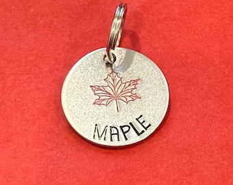 Placa de identificación personalizada con diseño de hoja de arce para mascotas: placa de identificación personalizada con nombre y número de teléfono grabados; placa de identificación con diseño de hoja de otoño para perros y gatos.