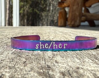 sie / ihr Pronomen Armreif – Regenbogen-Edelstahlarmband – Handgestempelter Pride-Schmuck – LGBTQ + inklusives Geschenk – kanadische Handarbeit