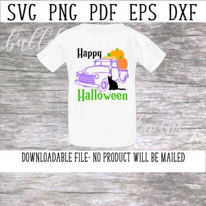 Puede incluir: Una camiseta blanca con un cami&oacute;n morado que lleva calabazas y un gato negro. El texto "Happy Halloween" est&aacute; escrito en letras verdes.