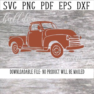 Pode incluir: Uma silhueta de uma camioneta vintage vermelha enferrujada sobre um fundo de madeira. A camioneta tem uma ca&ccedil;amba longa e uma cabine grande. A imagem &eacute; um download digital.