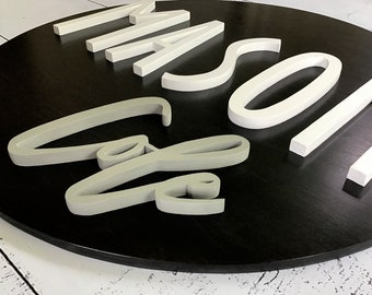 Rond houten naambord: aangepaste kinderkamerdecoratie