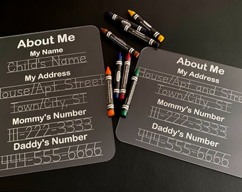 Peut inclure: Deux tableaux effaçables à sec en plastique transparent avec des lignes pointillées blanches pour écrire. Les tableaux sont intitulés "À propos de moi" et comprennent des invites pour le nom, l'adresse et les numéros de téléphone d'un enfant. Un jeu de crayons de couleur est inclus.