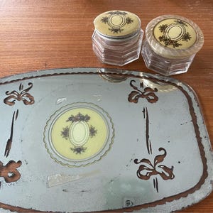 Espejo de tocador Art Decó, centro de mesa, frascos de vidrio para polvos con tapas de celuloide
