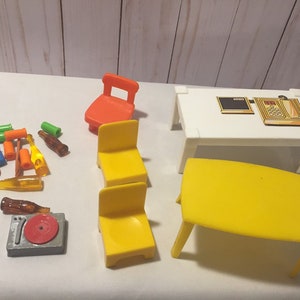 Dollhouse lot, MPC tafel, tafel met sticker, retro poppenhuis, grotere schaal, vintage speelgoed keuken, accessoires, plastic