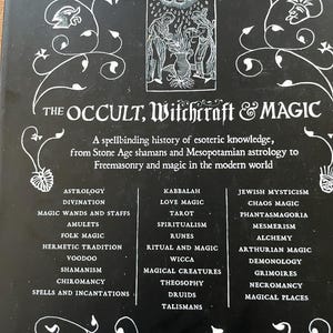 K&ouml;nnte beinhalten: Ein schwarzer Buchumschlag mit wei&szlig;em Text und Illustrationen. Der Titel "THE OCCULT, Witchcraft & MAGIC" ist prominent dargestellt. Das Cover listet verschiedene Themen wie Astrologie, Tarot und Wicca auf, mit einer Illustration von Figuren &uuml;ber einer Vase.