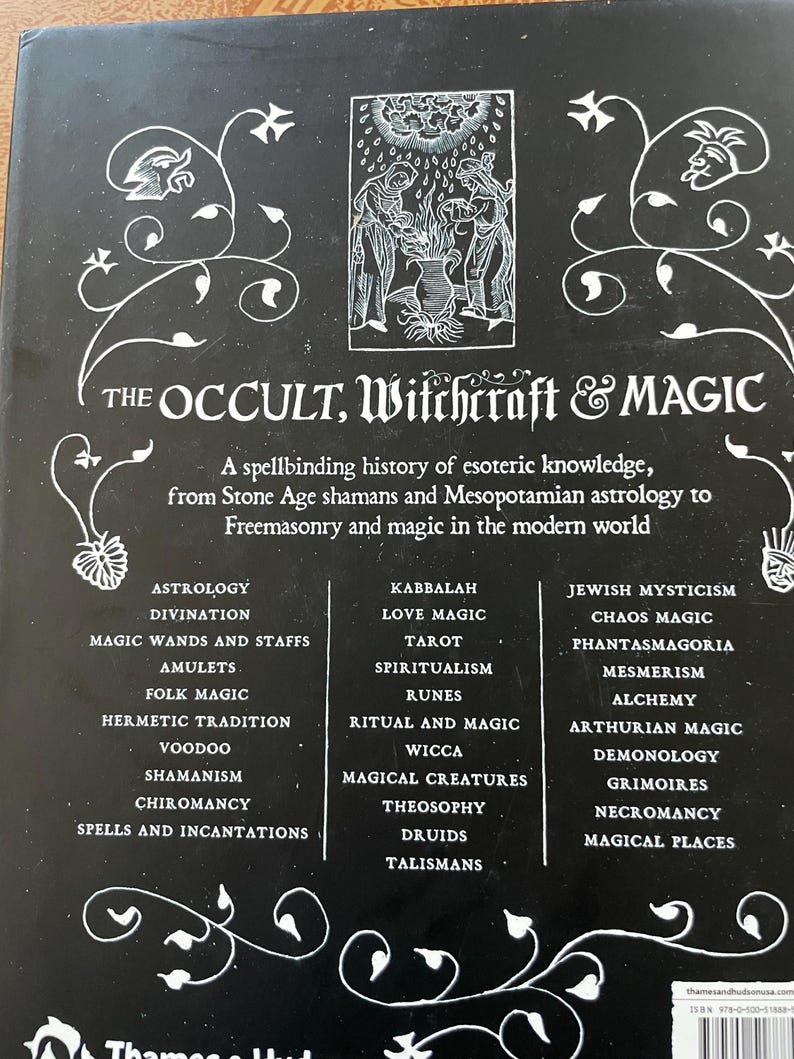 K&ouml;nnte beinhalten: Ein schwarzer Buchumschlag mit wei&szlig;em Text und Illustrationen. Der Titel "THE OCCULT, Witchcraft & MAGIC" ist prominent dargestellt. Das Cover listet verschiedene Themen wie Astrologie, Tarot und Wicca auf, mit einer Illustration von Figuren &uuml;ber einer Vase.