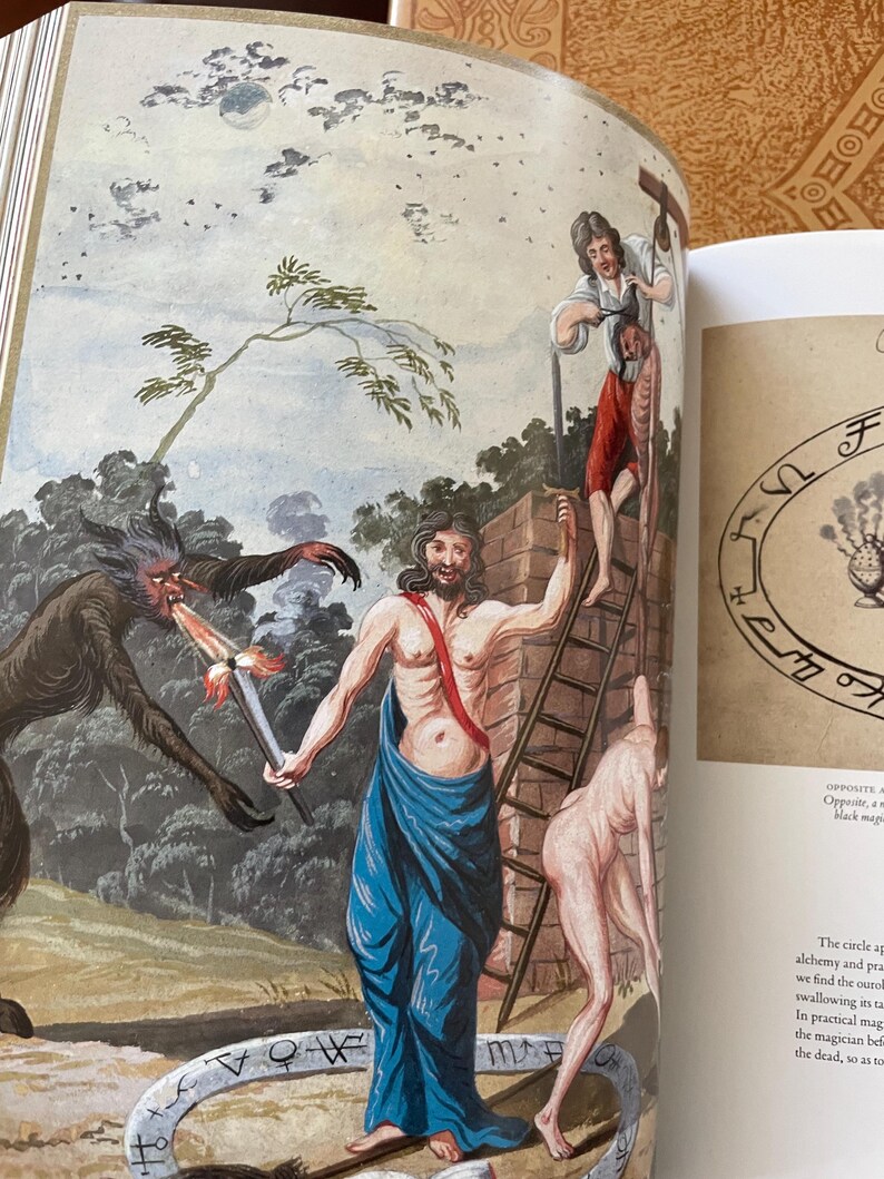 K&ouml;nnte beinhalten: Detaillierte Illustration aus einem Buch, das eine surreale Szene mit Figuren, D&auml;monen und einer Leiter zeigt. Das Kunstwerk zeigt eine zentrale Figur in blauen Gew&auml;ndern, einen D&auml;mon mit einem Schwert und andere Charaktere vor einem bew&ouml;lkten Himmel.