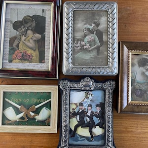 Cartes postales anciennes dans des cadres, cartes postales victoriennes, vanité vintage, bureau à domicile