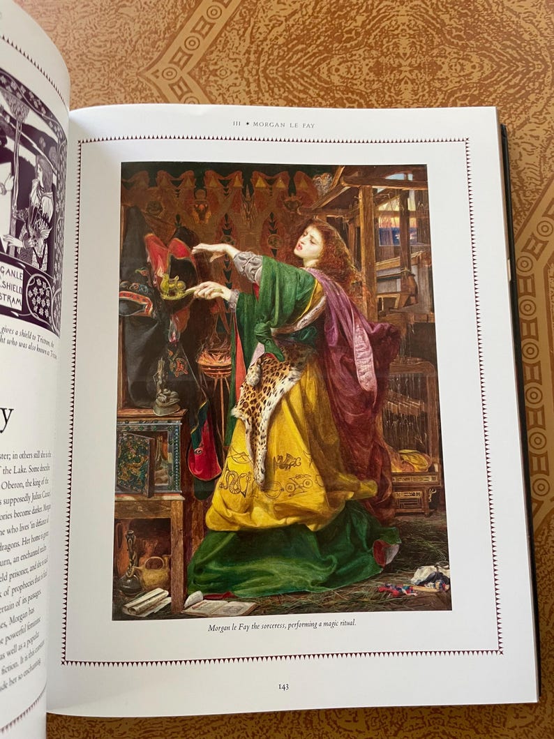 K&ouml;nnte beinhalten: Detaillierte Malerei von Morgan le Fay, der Zauberin, die ein magisches Ritual durchf&uuml;hrt. Sie tr&auml;gt ein gr&uuml;nes und gelbes Kleid mit einem Schal mit Leopardenmuster. Das Bild stammt aus einem Buch mit dem Text "Morgan le Fay die Zauberin, die ein magisches Ritual durchf&uuml;hrt."